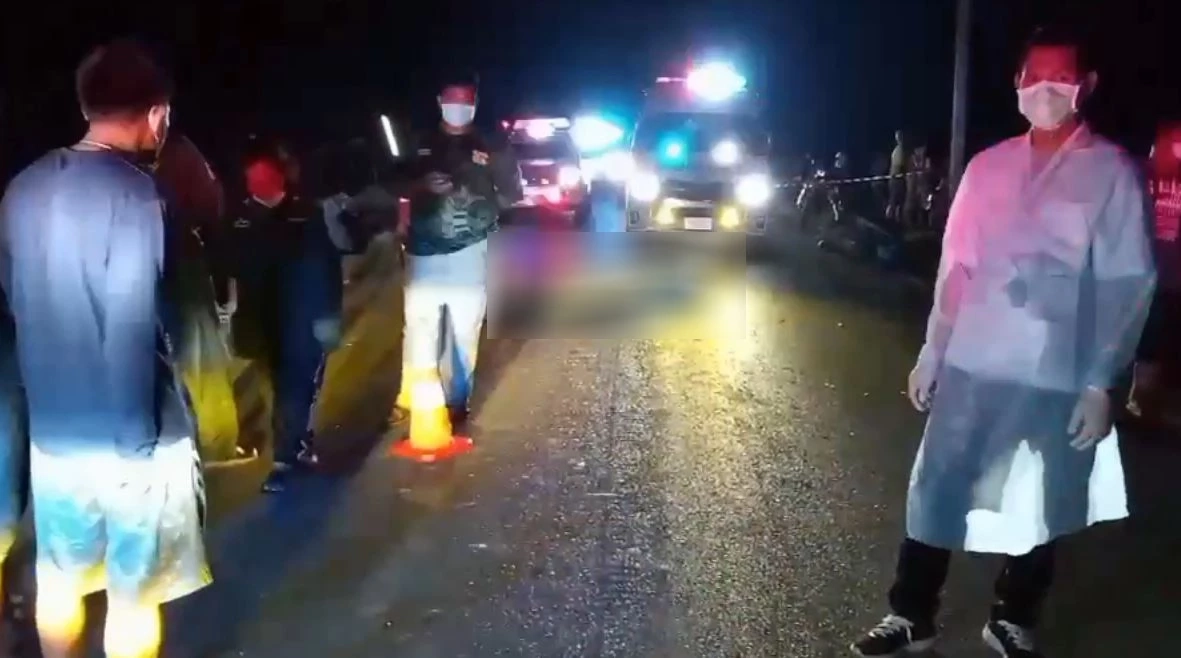 หนุ่มหึงอดีตเมีย มากับแฟนใหม่ที่ขับสิบล้อ ขี่ จยย. ควงมีดดาบไล่ฟัน ถูกชนดับ