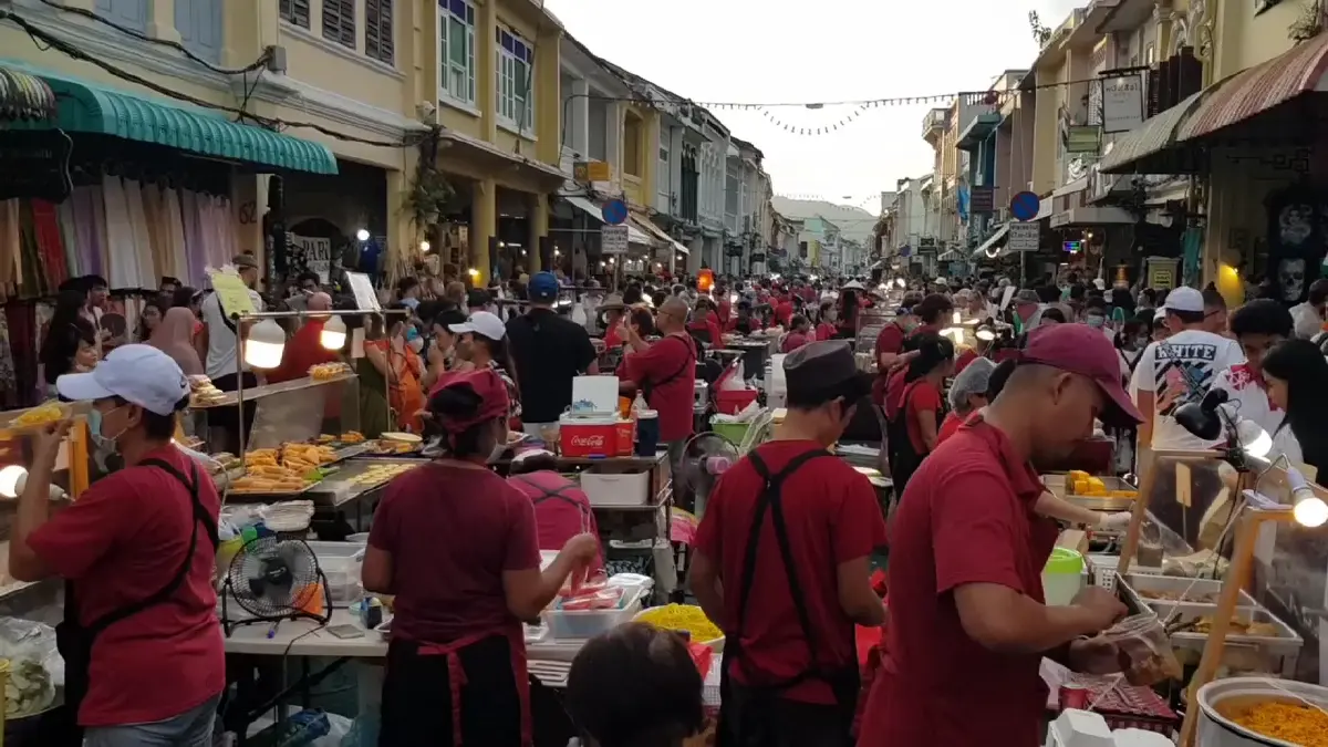 บรรยากาศ ถนนคนเดิน “ภูเก็ต หลาดใหญ่” บริเวณถนนถลาง ย่านเมืองเก่าภูเก็ต เมื่อวันที่ 8 ม.ค.