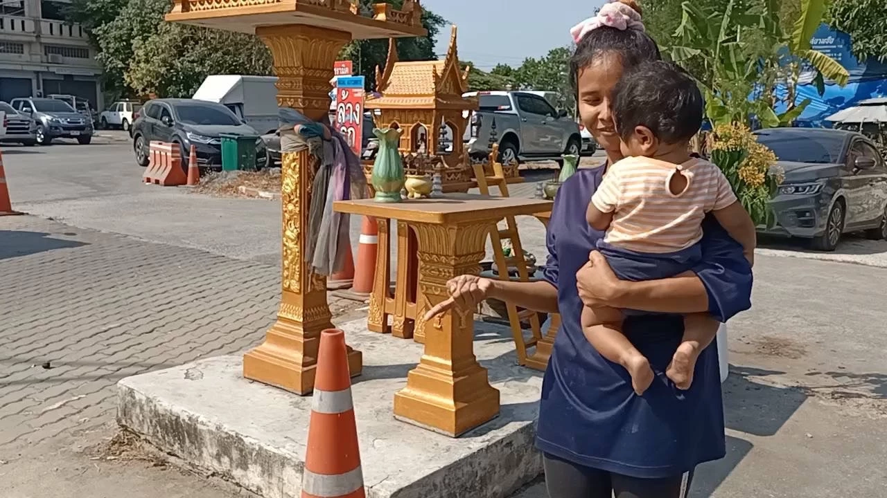 นาง มล คา (สวมเสื้อสีน้ำเงินเข้ม) อายุ 27 ปี แม่ของ ด.ญ.บี