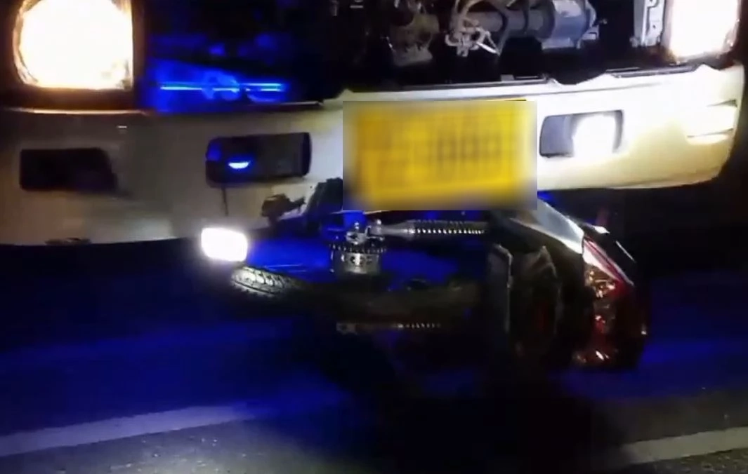 หนุ่มหึงอดีตเมีย มากับแฟนใหม่ที่ขับสิบล้อ ขี่ จยย. ควงมีดดาบไล่ฟัน ถูกชนดับ