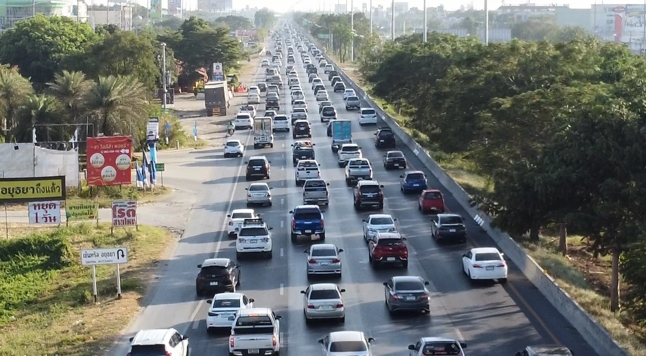 แน่น ๆ ถนนสายเอเชียมุ่งหน้า กทม. จราจรเริ่มชะลอตัว ปชช. เดินทางกลับจากปีใหม่
