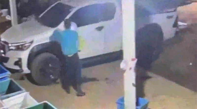 เจ้าของเป็นงง!! เพื่อนบ้านบุกเผารถถามเผาทำไมตอบเพียง “อื่ม”