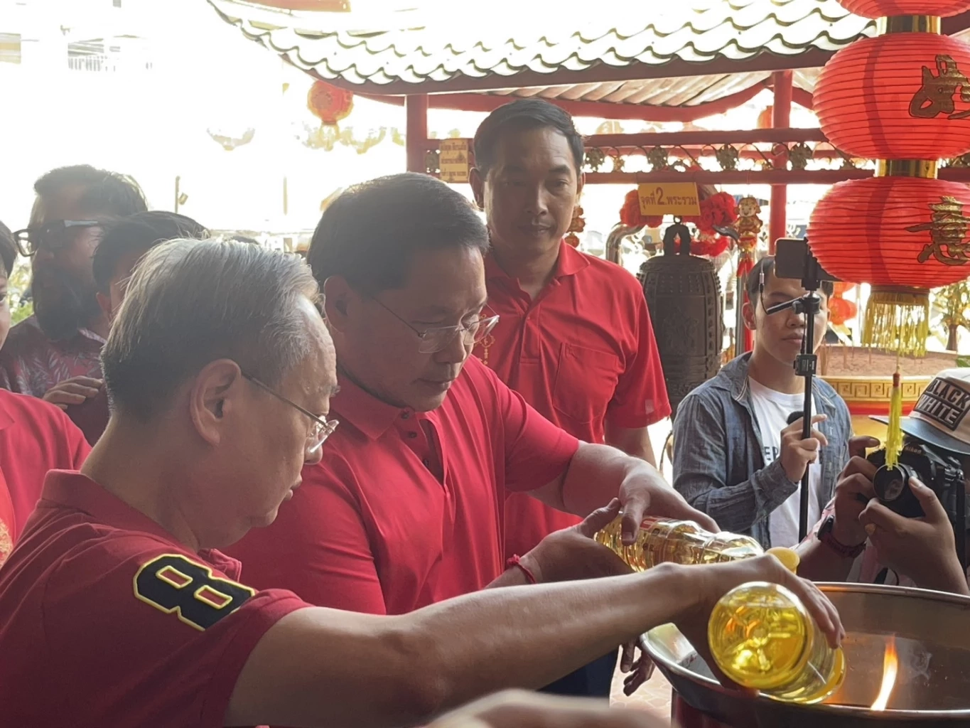 “อุตตม” นำทีมลงพื้นที่ตลิ่งชัน เปิดตัวหมอแมพ ว่าที่ผู้สมัคร ส.ส.