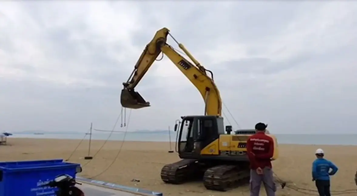 ระทึก! แบคโฮเกี่ยวสายไฟ กระชากป้ายบอกทางเมืองพัทยา ล้มทับชาวบ้านเจ็บ