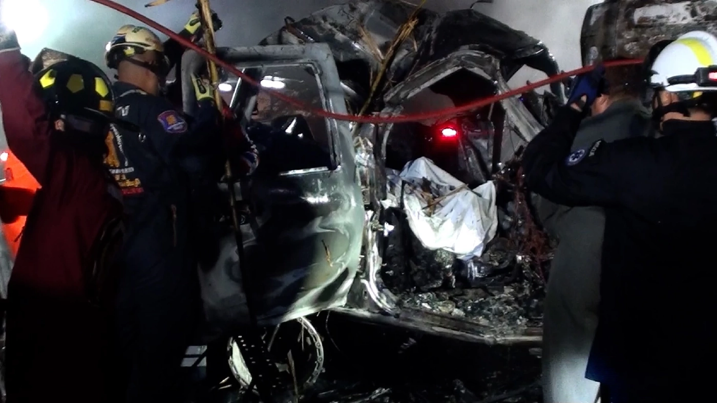 หนุ่มนักบิดกลับจากซ้อมมอเตอร์ครอส ขับกระบะประสานงารถบรรทุก ไฟคลอกดับ