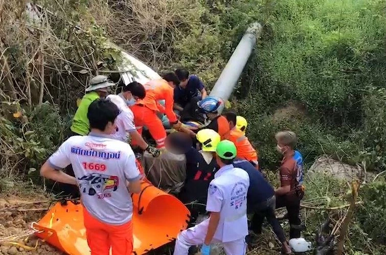 กระบะเสียหลักลงข้างทาง ชนท่อประปายักษ์แตก น้ำทะลักใส่รถ เจ็บ 2 ราย