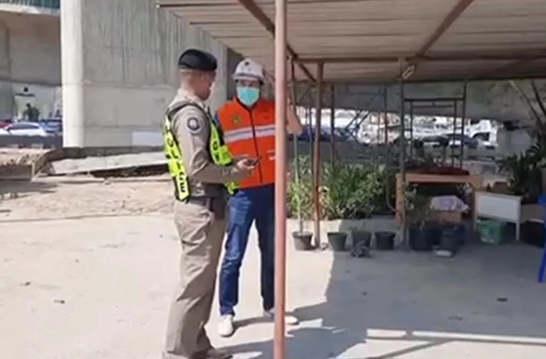 คานปูน น้ำหนัก 40 ตัน หล่นทับป้อมตำรวจทางหลวง สั่งหยุดก่อสร้างทันที