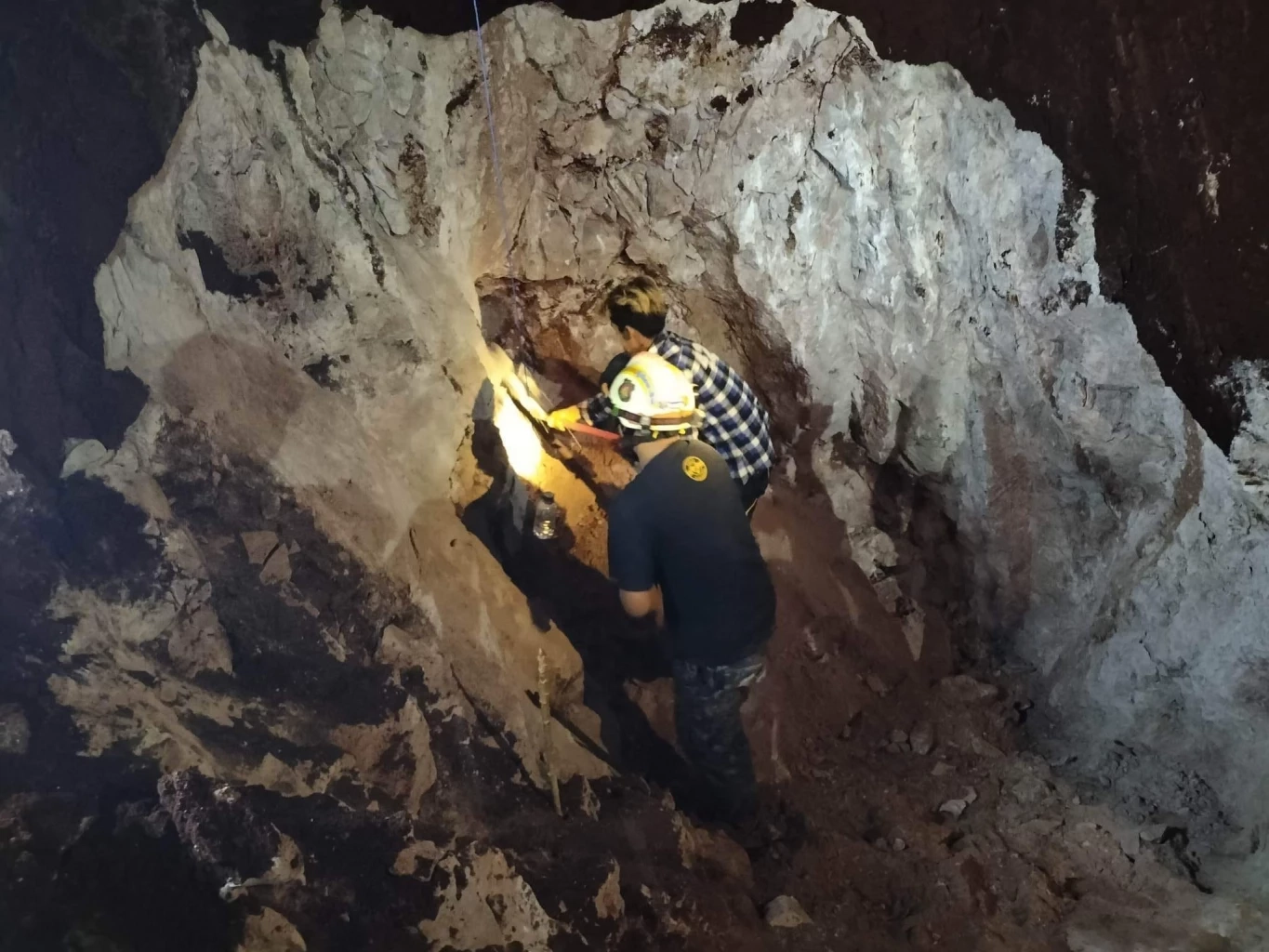 ลุ้นระทึก ระดมกำลังแบคโฮขุดทั้งคืน ช่วยเด็กตกท่อ เหลืออีก 1-2 ม.เข้าถึงตัว