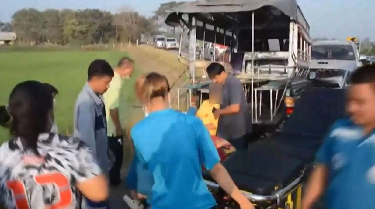 กระบะผู้ใหญ่บ้านหลุดโค้ง ประสานงารถรับส่งนักเรียน เจ็บเพียบ