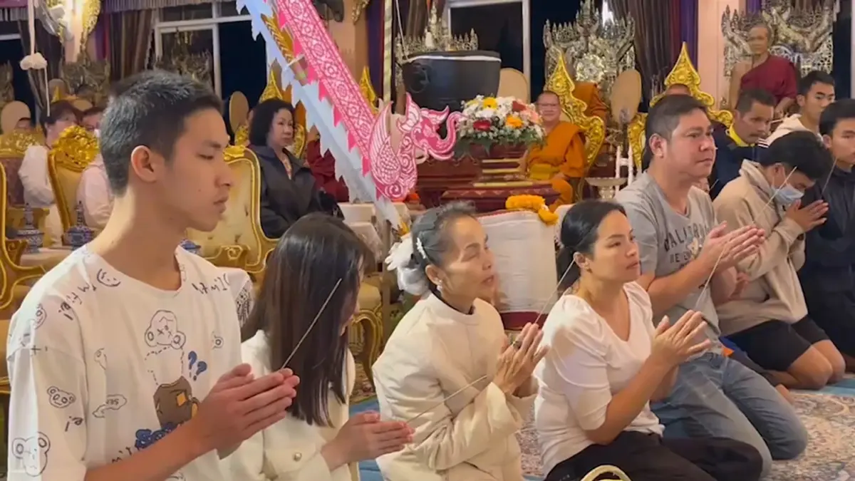 พ่อแม่-เพื่อนทีมหมูป่า สวดมนต์ บำเพ็ญกุศล เรียกขวัญให้ "น้องดอม"กลับบ้าน