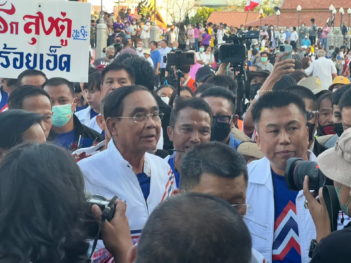 “บิ๊กตู่” ไหว้ย่าโมเอาชัย 2 วัยรุ่นหนุ่มบุกป่วน ตะโกน “8 ปียึดอำนาจอายไหม”