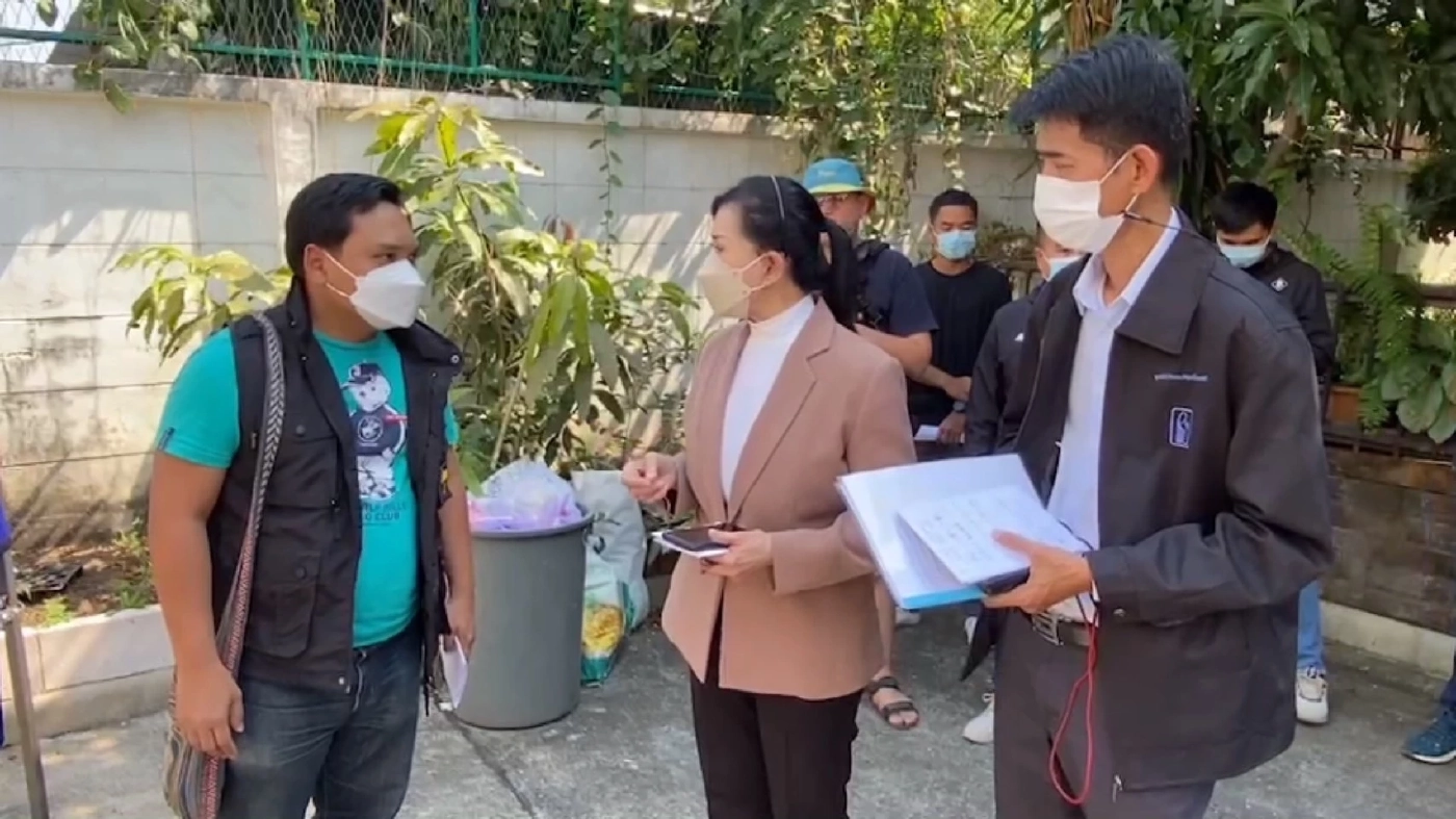 ปวีณา - ตร.บางบัวทอง นำหมายศาลเข้าค้นบ้านครูเตย ยึดสาก มีดทำครัว ไปตรวจสอบ