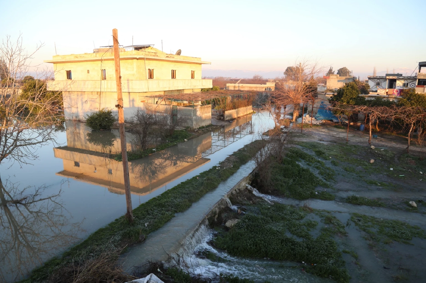 น้ำท่วมหมู่บ้านในจังหวัดอิดลิบของซีเรีย หลังฝนตกหนักและเขื่อนแตก