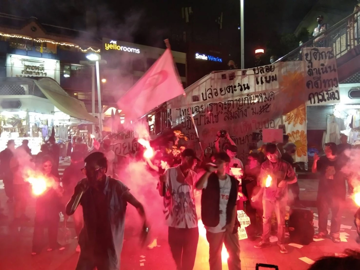 มากันพรึ่บ! แนวร่วมต้าน "บิ๊กตู่" โผล่แจมยืนหยุดขัง จี้ปล่อย "ตะวัน - แบม"