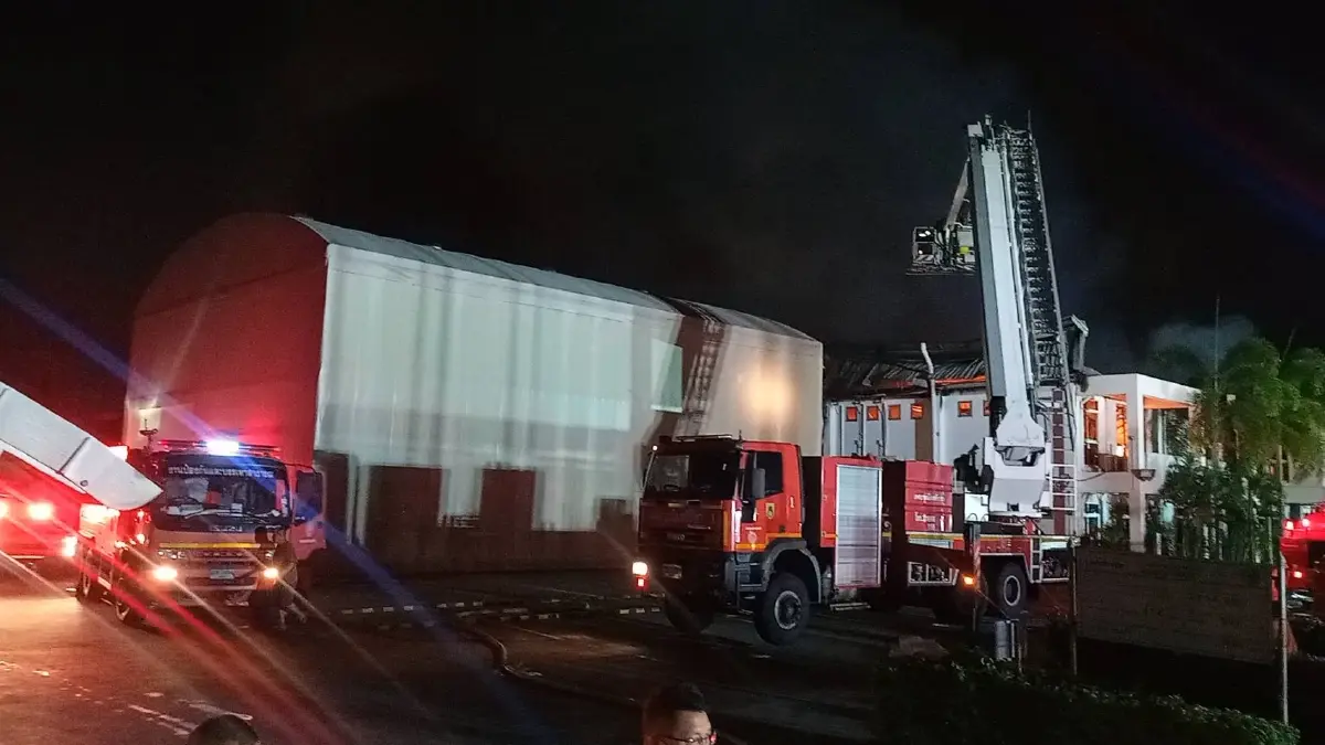 เพลิงไหม้โรงงานผลิตอุปกรณ์เครื่องบิน เสียหายทั้งหลัง คนงานเจ็บ 3
