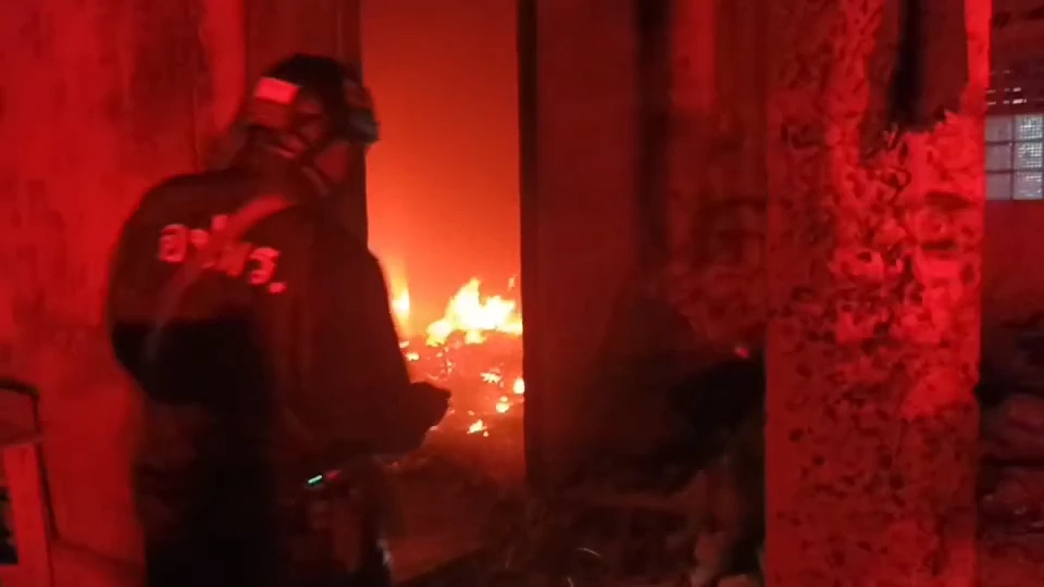 ไฟไหม้กองขยะในบ้านร้าง ย่านประชาอุทิศ คาดฝีมือคนเร่ร่อนจุดไฟเผา