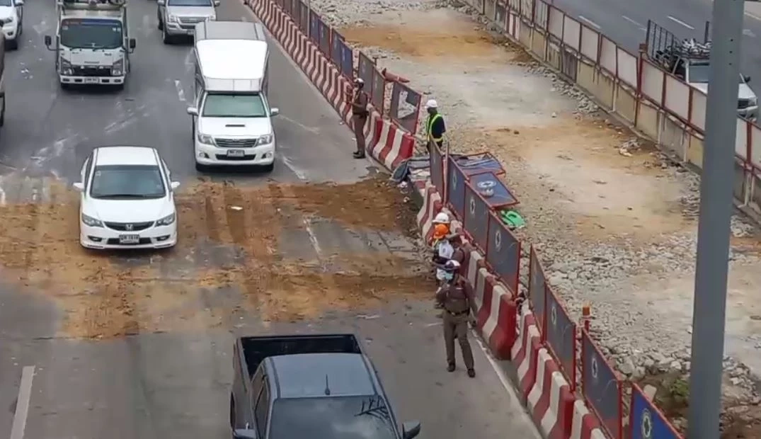 มินิบัส 7 สีปันรักให้โลก พลิกคว่ำบนถนนพระราม 2 บาดเจ็บ 17 ราย