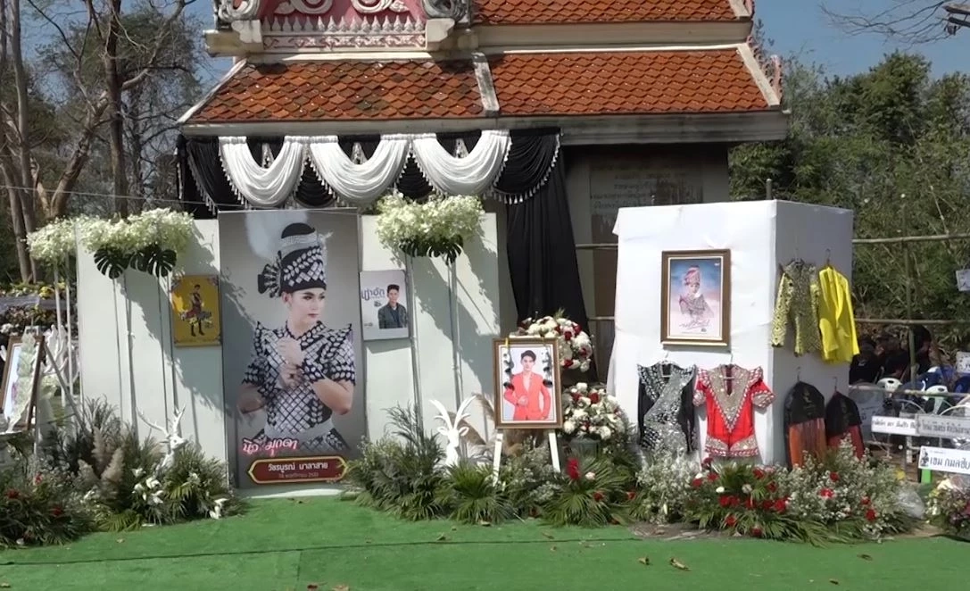 เผาแล้ว "นิว มุกดา" ครอบครัวศิลปินหมอลำ-แฟนคลับ ร่วมส่งเป็นครั้งสุดท้าย