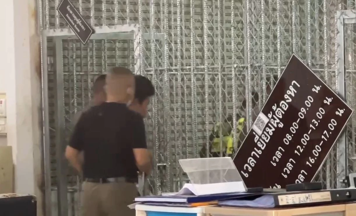 เหม็นทั้งโรงพัก! หนุ่มคลั่งถูกจับยัดห้องขัง สาดฉี่-อุจจาระ ใส่ตำรวจ