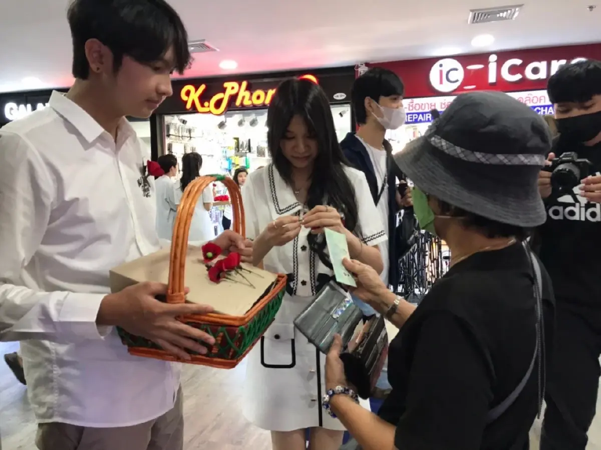 นักแสดงจากซีรีส์ ตรวนธรณี และ ติณณ์เต็มใจ ร่วมกิจกรรมในวันทหารผ่านศึก 