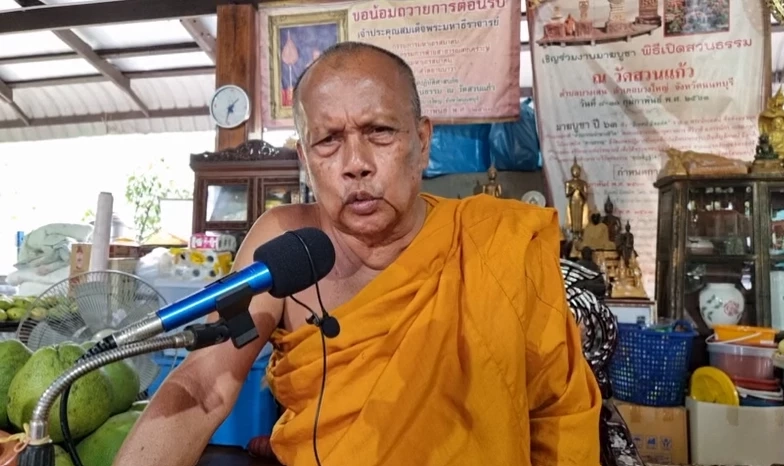 พระราชธรรมนิเทศน์ หรือ พระพยอม กัลยาโณ เจ้าอาวาสวัดสวนแก้ว