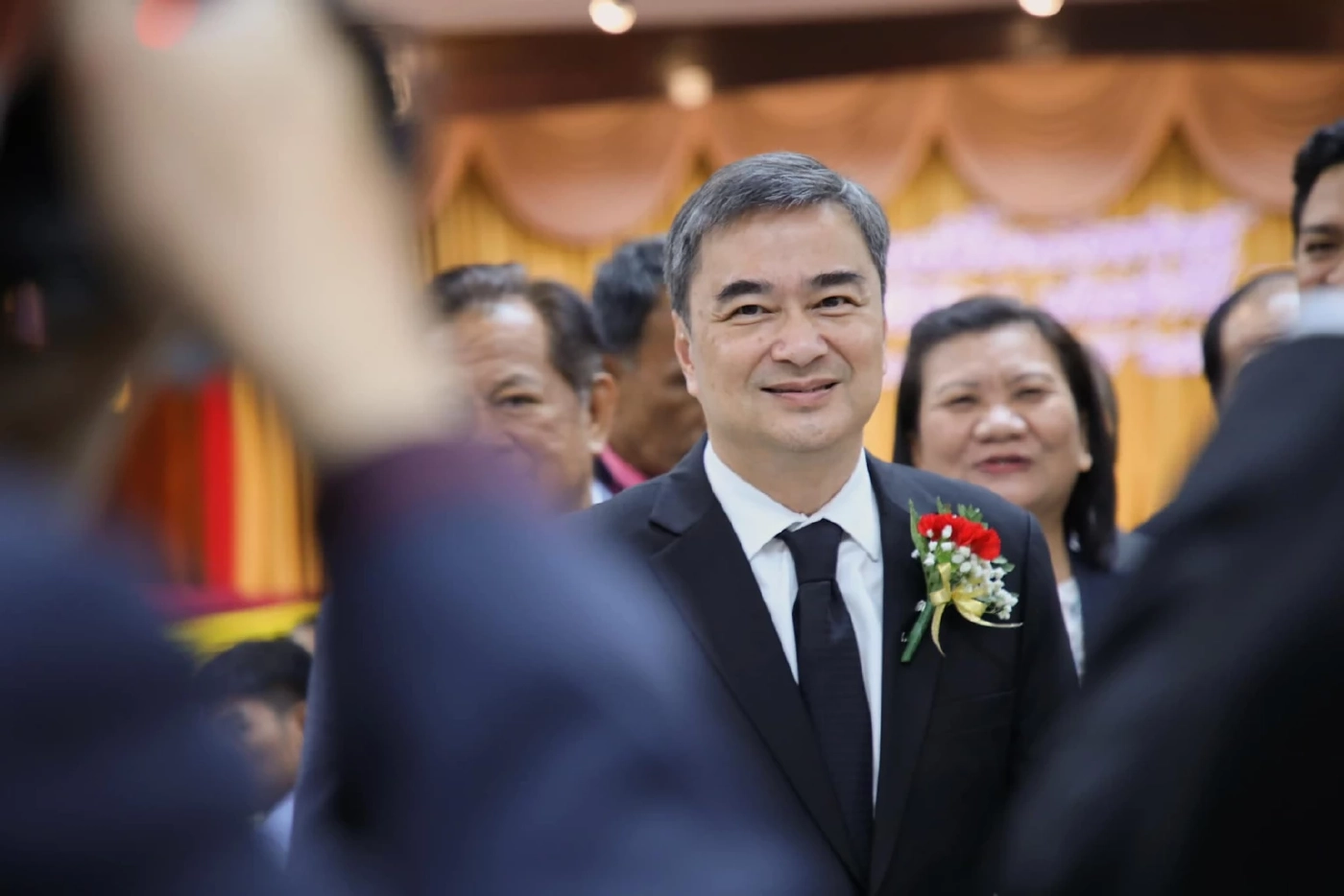 อภิสิทธิ์  เวชชาชีวะ  อดีตนายกฯ และอดีตหัวหน้าพรรคประชาธิปัตย์ (ปชป.) 