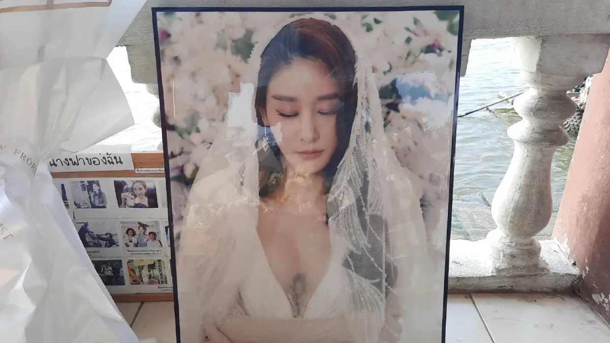 แฟนคลับร่วมจัดงานรำลึกครบรอบ 1 ปี "แตงโม นิดา" พลัดตกเรือเสียชีวิต