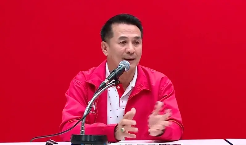 นายแพทย์ชลน่าน ศรีแก้ว หัวหน้าพรรคเพื่อไทย