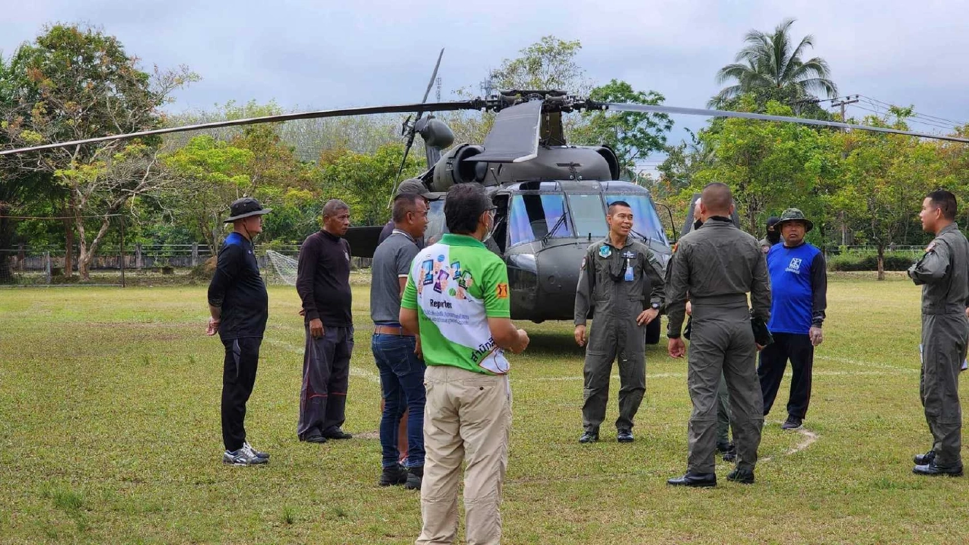 เด็กๆ ตื่นเต้น ! “แบล็กฮอว์ก” ทดลองบิน เตรียมรับนายกฯ ลงพื้นที่นครศรีธรรมราช  