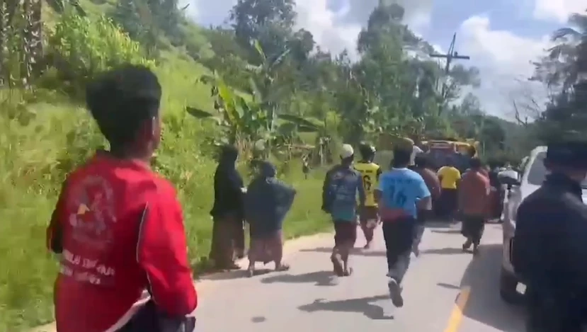 ชุลมุน! ชาวบ้านนับร้อยรวมตัวแย่งศพโจรใต้ที่ถูกวิสามัญ ไม่ให้ จนท.ชันสูตร