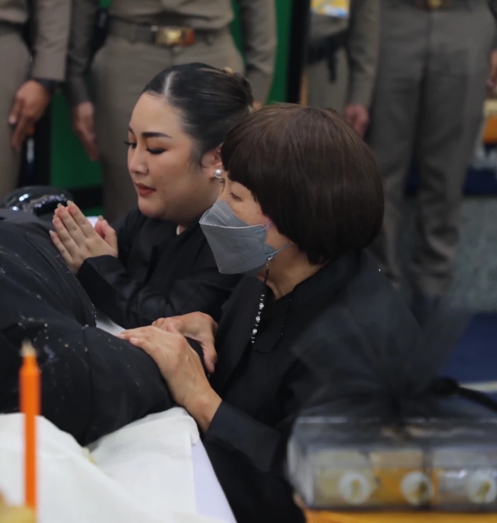 พระราชทานน้ำหลวงอาบศพ ม.ร.ว. สมลาภ กิติยากร เลขานุการ กรมหมื่นสุทธนารีนาถ