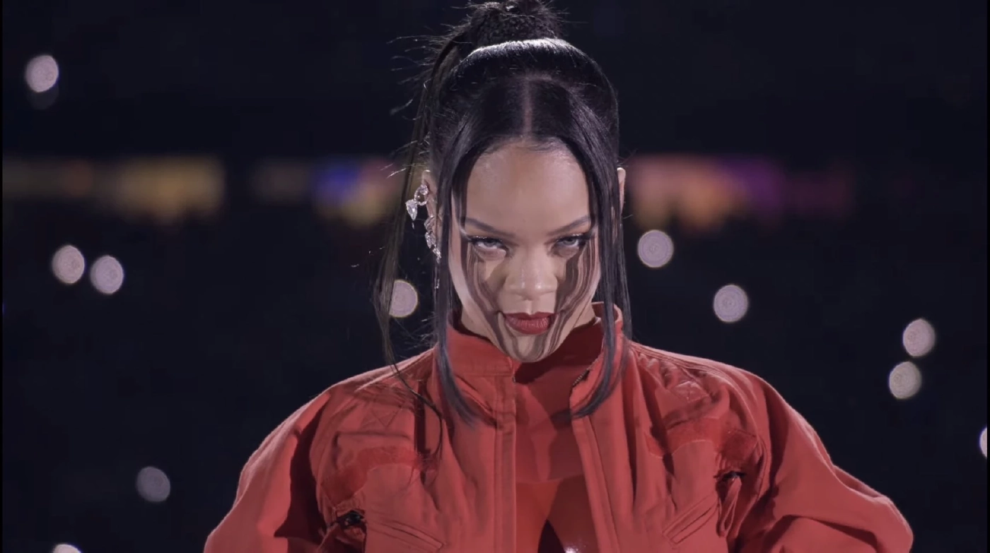 “Rihanna” อุ้มท้องลูกคนที่สอง คัมแบ็คในรอบ 7 ปีจัดเต็มโชว์ “Super Bowl 2023”
