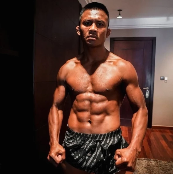 "บัวขาว" ร้อง "พี่มาร์ค" ช่วยด้วย ถูกชาวเน็ตเขมรรุมรีพอร์ต