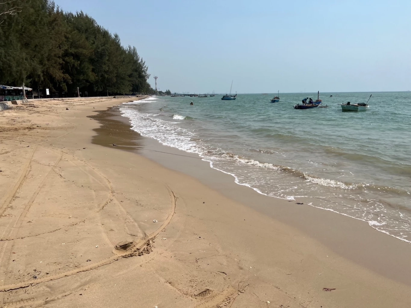 ชาวประมงผงะ เจอคราบน้ำมันลอยทะเลระยอง ศรชล. เร่งเข้าน้ำยากำจัดคราบ