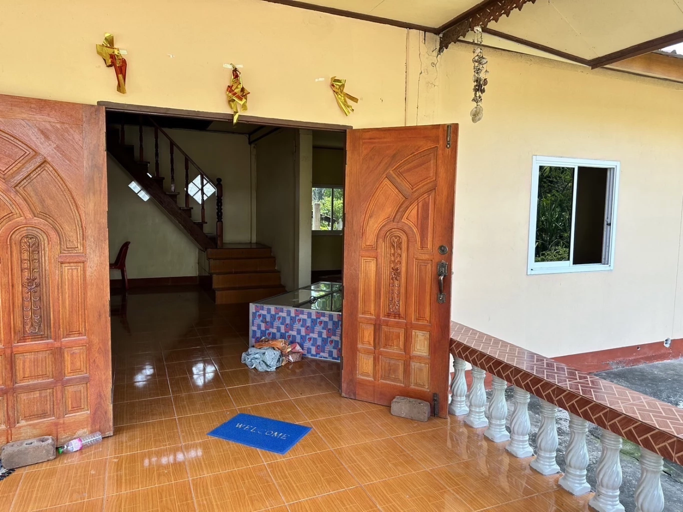 สลด! หนุ่มป่วยจิตเวชคลั่ง จ้วงแทงพ่อเลี้ยงที่ดูแลมากว่า 20 ปี ดับคาบ้าน