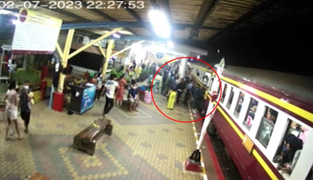 มาเฟียคุมพื้นที่ขายของ รุมยำแม่ค้าท้องอ่อน-สามี กลางสถานีรถไฟชุมพร (คลิป)