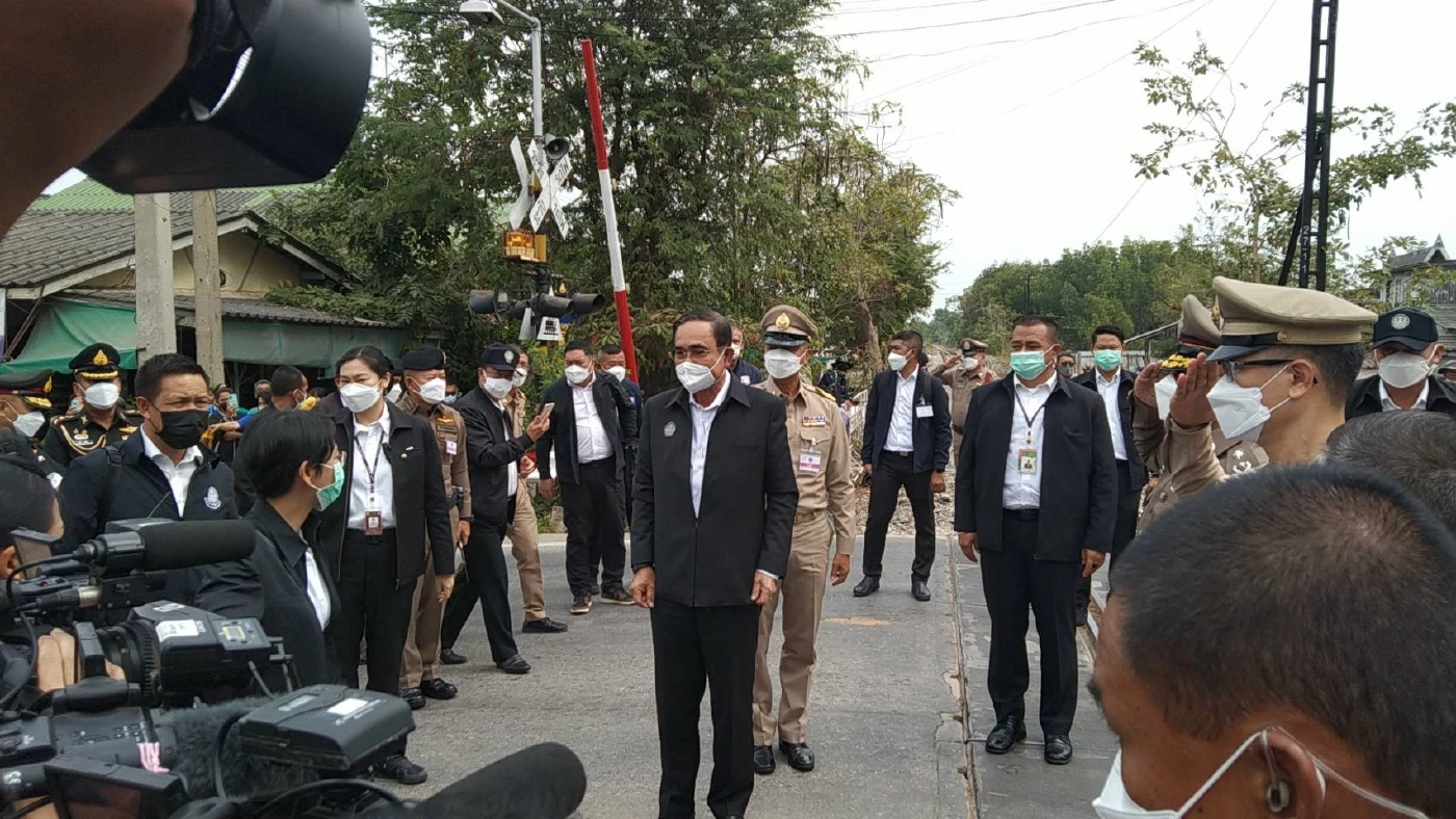 "นายกฯ" ถึง "สมุทรสงคราม" ชาวบ้านกรี๊ดสนั่น! ขอถ่ายภาพ บอกรักลุงตู่