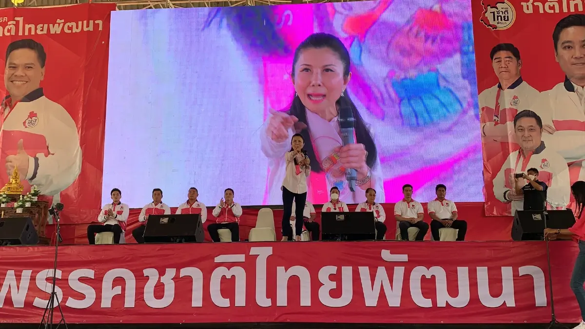 ระทึก โดรนถ่ายภาพตกใส่หัว คุณหญิงแจ่มใส เลือดซิบ ระหว่างฟังปราศรัย ลูกท็อป