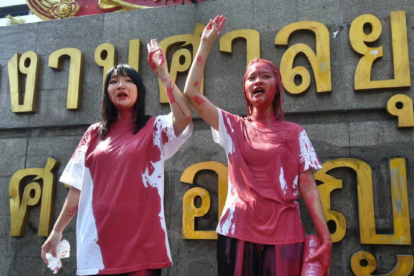 น.ส.อรวรรณ หรือ แบม ภู่พงษ์ และ น.ส.ทานตะวัน หรือ ตะวัน ตัวตุลานนท์  