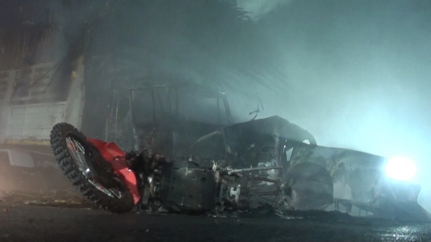 หนุ่มนักบิดกลับจากซ้อมมอเตอร์ครอส ขับกระบะประสานงารถบรรทุก ไฟคลอกดับ