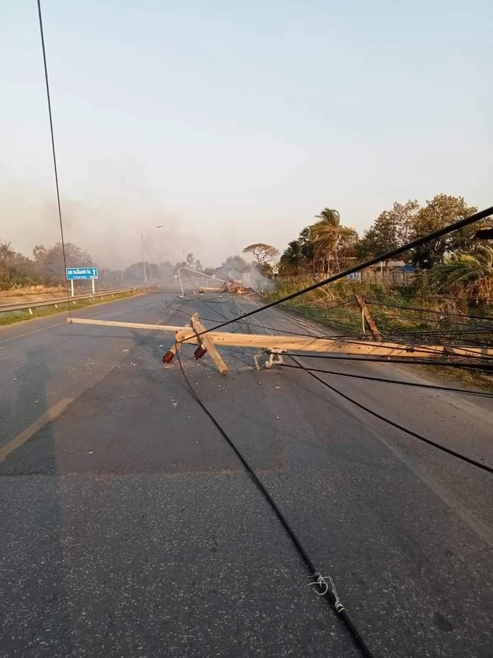 พายุกระหน่ำเมืองลพบุรี เสาไฟล้ม 17 ต้น "ไฟฟ้า-สื่อสาร"ล่ม