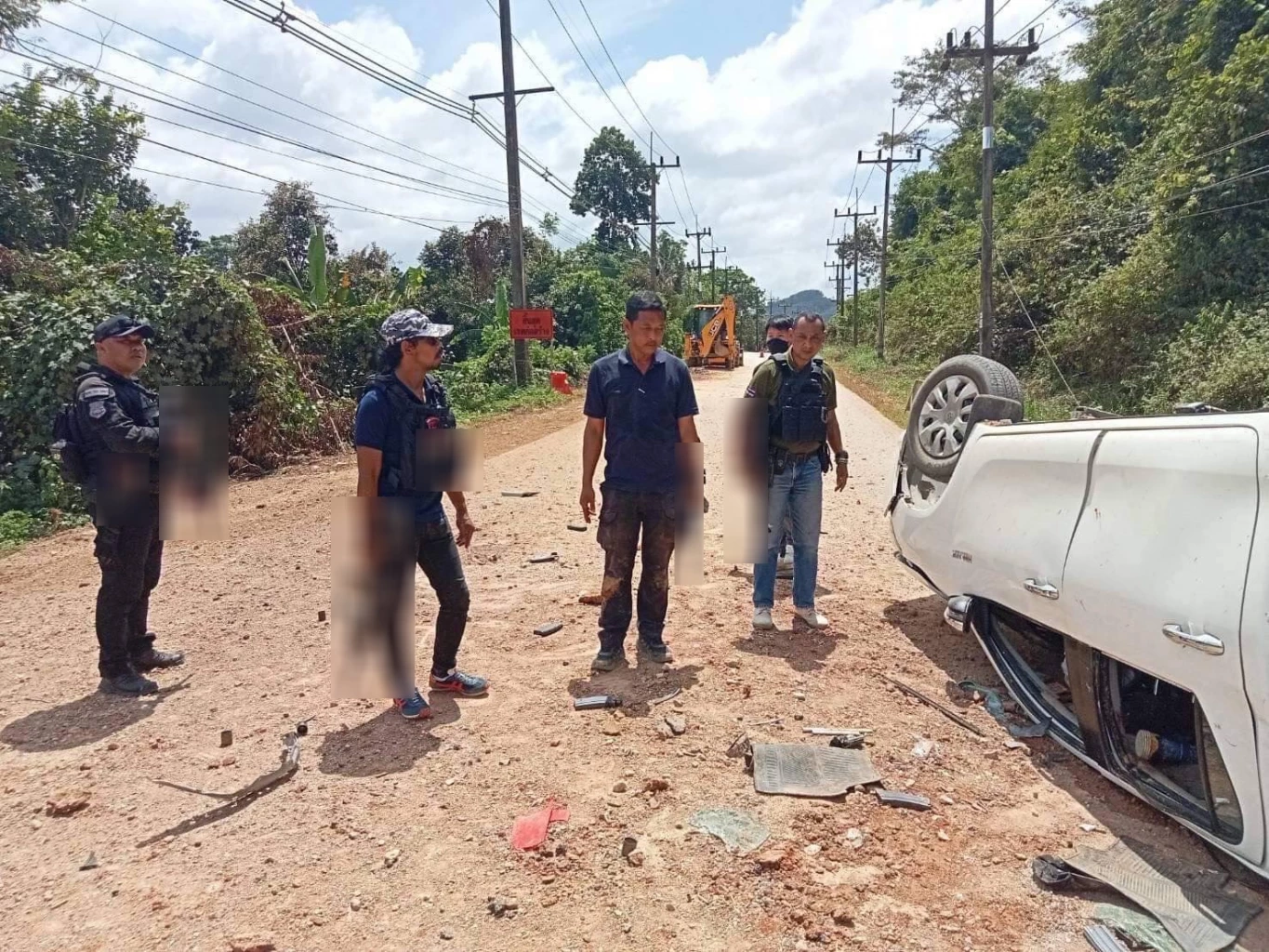 ด่วน!! ลอบวางระเบิด ซุ่มยิง ชุดตรวจสอบเหตุเผารถเเบคโฮ จนท.ดับ 1 บาดเจ็บ 4