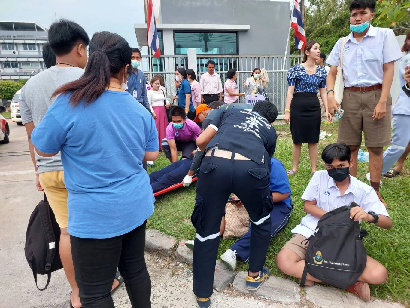 รถสองแถว นร. ชนท้ายเก๋งครูสอนภาษา ที่เลี้ยวตัดหน้า เด็กเจ็บระนาวนับสิบ