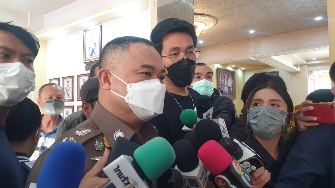 ตร. เตรียมรูปชุดตั้งด่าน 14 นาย ให้หนุ่มสิงค์โปร์ ชี้ตัว พร้อมกันไว้เป็นพยาน