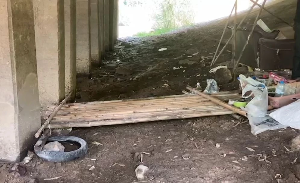 เร่งช่วยเหลือ! หนุ่มถูกภรรยาบอกเลิก ต้องพาลูก 5 คน อาศัยนอนใต้สะพานข้ามคลอง