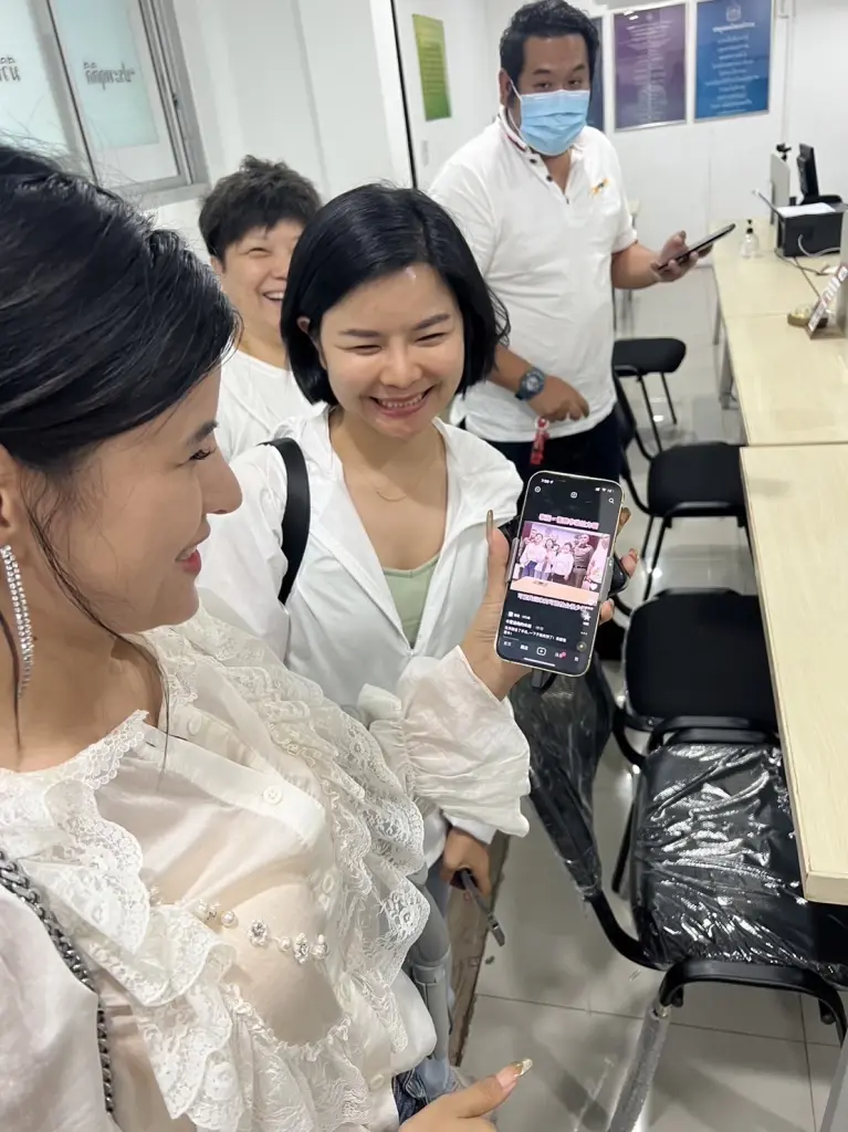 สาวจีนชื่นชมตำรวจไทย ช่วยตามโทรศัพท์คืนรวดเร็ว หลังลืมไว้บนรถแท็กซี่