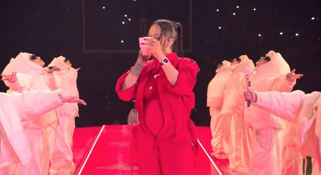 “Rihanna” อุ้มท้องลูกคนที่สอง คัมแบ็คในรอบ 7 ปีจัดเต็มโชว์ “Super Bowl 2023”