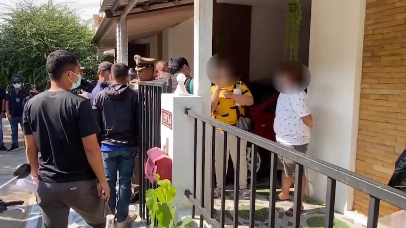 ปวีณา - ตร.บางบัวทอง นำหมายศาลเข้าค้นบ้านครูเตย ยึดสาก มีดทำครัว ไปตรวจสอบ