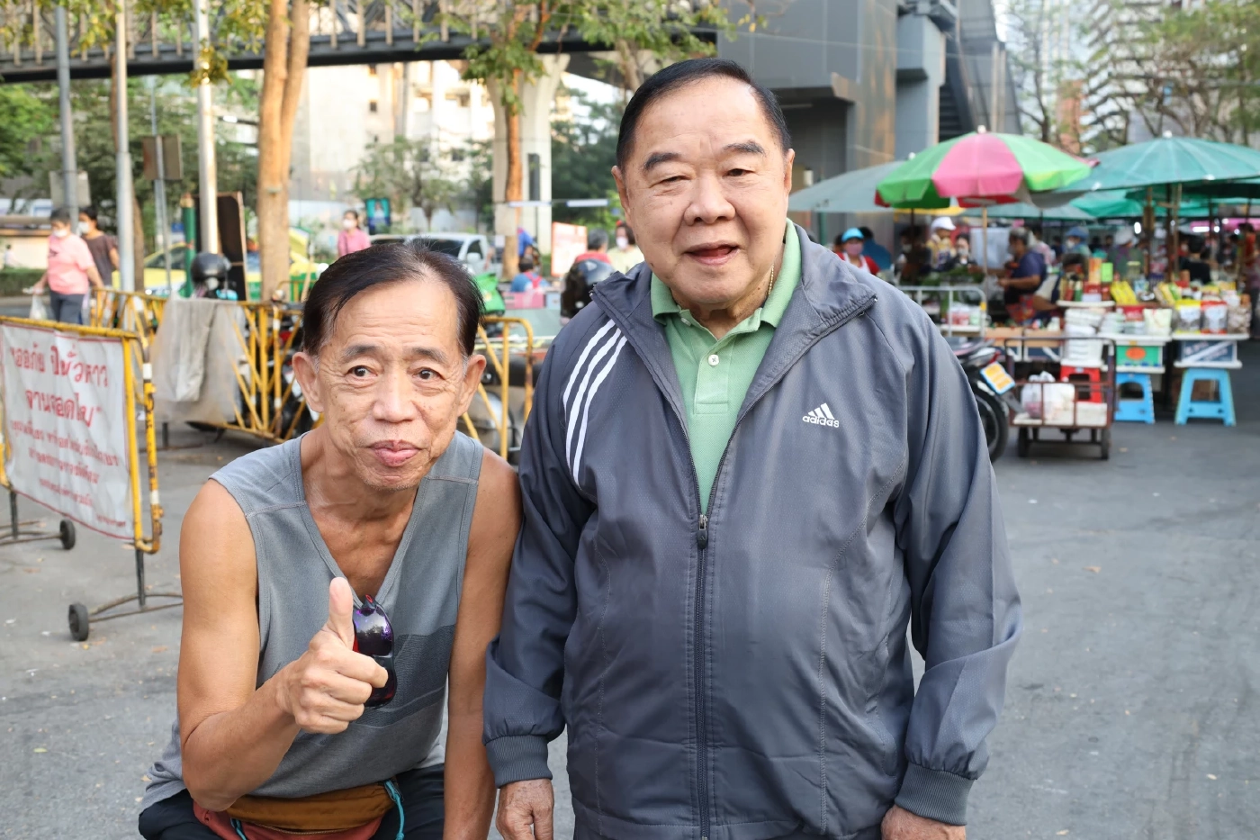 “ลุงป้อม” สุดฟิต เดินออกกำลังกายสวนลุมฯ ชาวบ้าน เชียร์นั่งนายกฯ คนที่ 30