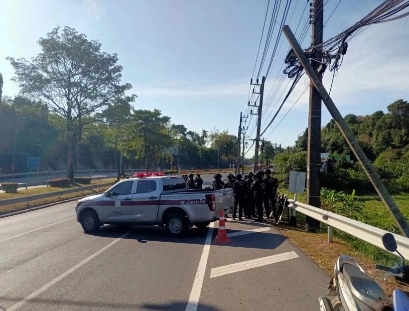 ชายคลั่งกราดยิงผู้โดยสาร จบชีวิตตัวเองในรถทัวร์ ตร.เข้าควบคุมพื้นที่แล้ว